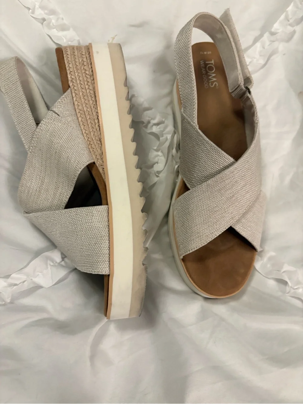 Toms casual crossover